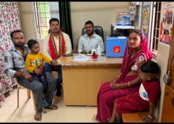 ग्राम सांकरा उपस्वास्थ्य केंद्र में बच्चों के टीकाकरण का सरपंच रवि सिंगौर ने किया निरीक्षण