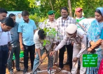 जतमई मंदिर प्रांगण में चला सफाई अभियान,, विधायक रोहित साहू सहित,कलेक्टर , डीएफओ,जिला सीईओ हुए शामिल,,