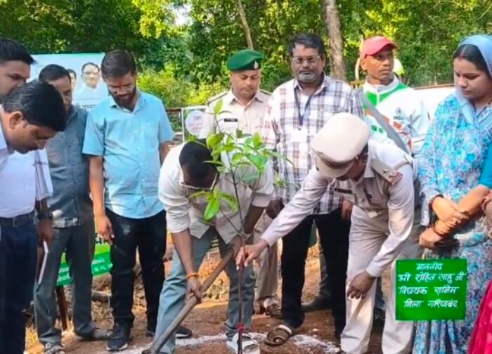जतमई मंदिर प्रांगण में चला सफाई अभियान,, विधायक रोहित साहू सहित,कलेक्टर , डीएफओ,जिला सीईओ हुए शामिल,,